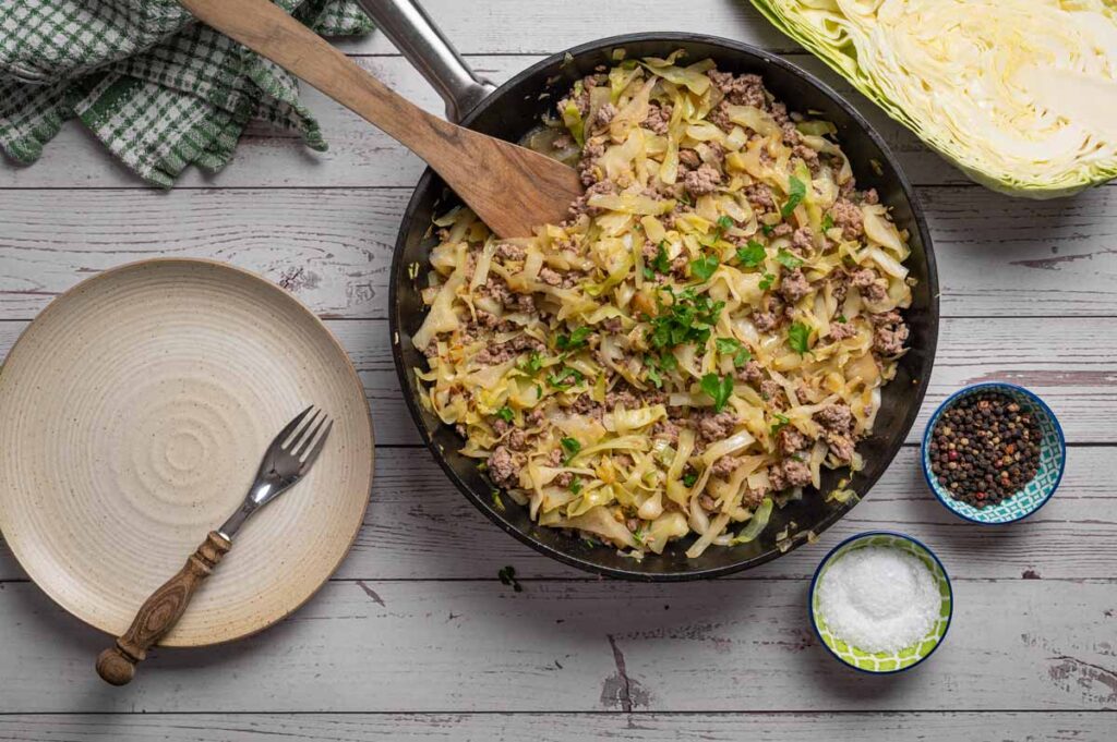 Fertige Spitzkohl-Hackfleisch-Pfanne in der Pfanne mit kräftigen Röstaromen