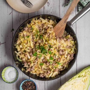Fertige Spitzkohl-Hackfleisch-Pfanne in der Pfanne mit kräftigen Röstaromen