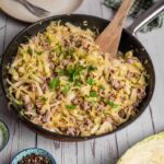 Hackfleisch und Spitzkohl gemeinsam in der Pfanne während der Zubereitung