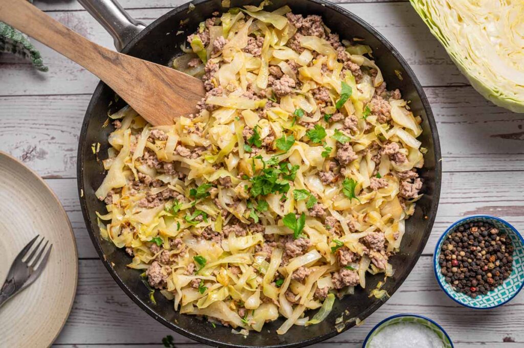 Fertige Spitzkohl-Hackfleisch-Pfanne in der Pfanne mit kräftigen Röstaromen Bildtitel: Spitzkohl in der Pfanne angebraten