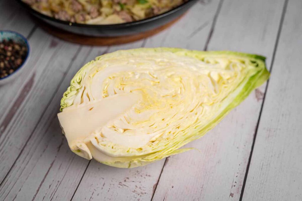 Spitzkohl aufgeschnitten und roh auf einem Brett