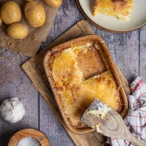 Kartoffelauflauf mit goldbrauner Käsekruste frisch gebacken