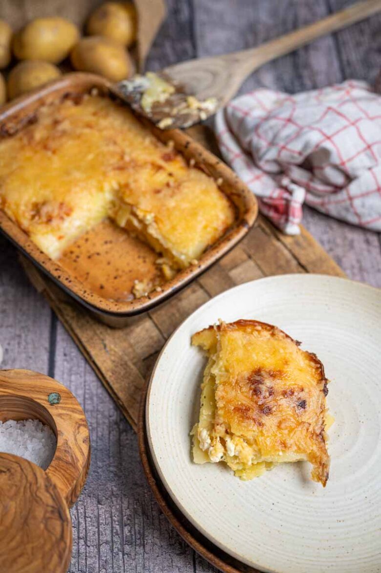 Kartoffelauflauf mit goldbrauner Käsekruste frisch gebacken