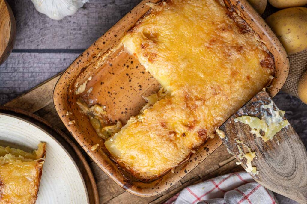 Kartoffelauflauf mit goldbrauner Käsekruste frisch gebacken