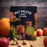 Das Kochbuch „Mit Pesto durch das Jahr“ mit 35 saisonalen Pesto Rezepten – perfekt für alle, die Pesto einfach selber machen wollen.