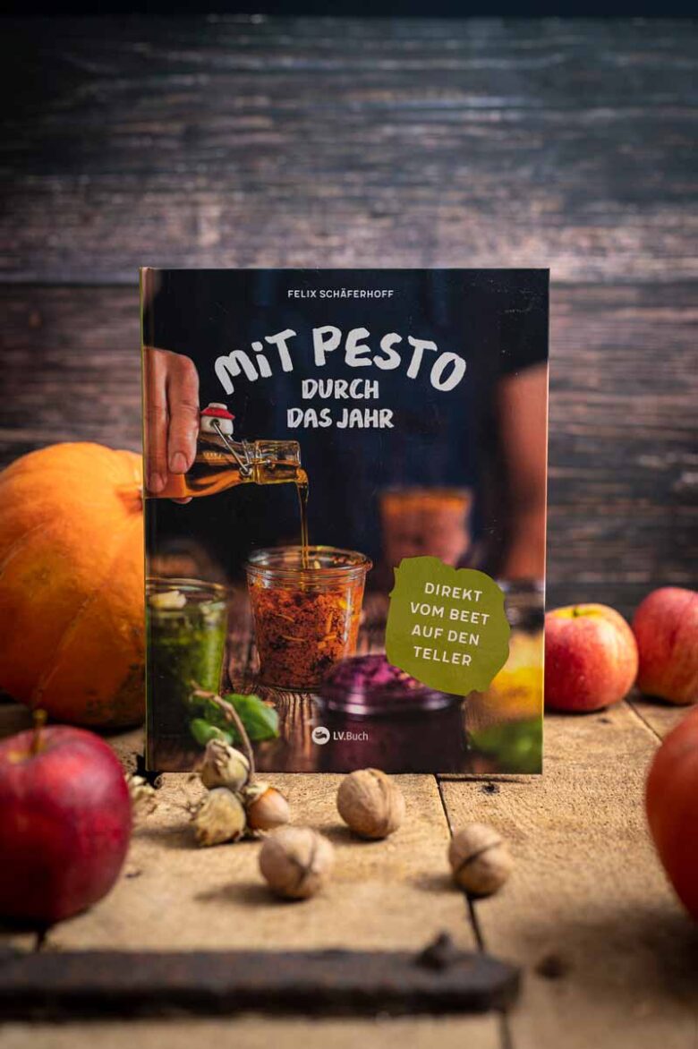 Das Kochbuch „Mit Pesto durch das Jahr“ mit 35 saisonalen Pesto Rezepten – perfekt für alle, die Pesto einfach selber machen wollen.