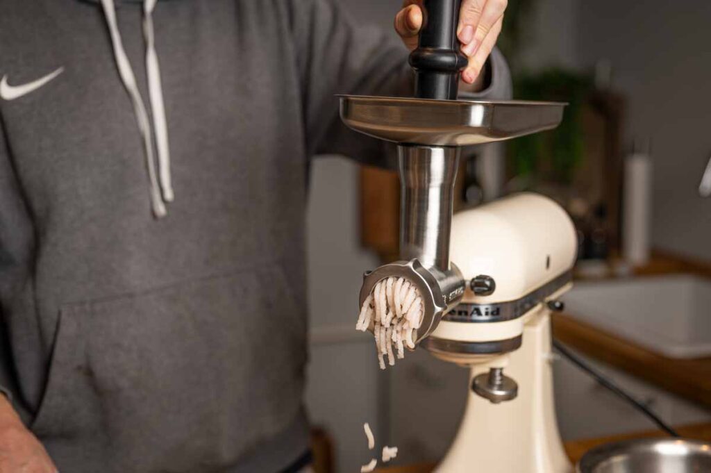 Schredder Pro Fleischwolf aus Edelstahl montiert an einer KitchenAid Küchenmaschine als hochwertiges Fleischwolf Zubehör