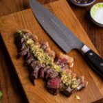 Frisch zubereitete Café de Paris Sauce mit Kräutern, Sardellen und Kapern in einer kleinen Pfanne.