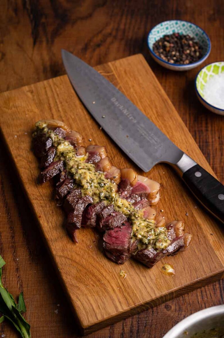 Frisch zubereitete Café de Paris Sauce mit Kräutern, Sardellen und Kapern in einer kleinen Pfanne.