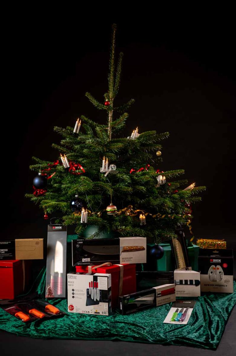 Weihnachtliche Geschenkideen für Hobbyköche: Kochmesser, Kochbücher, Küchenzubehör und kulinarische Produkte als Inspiration für den perfekten Geschenkguide.