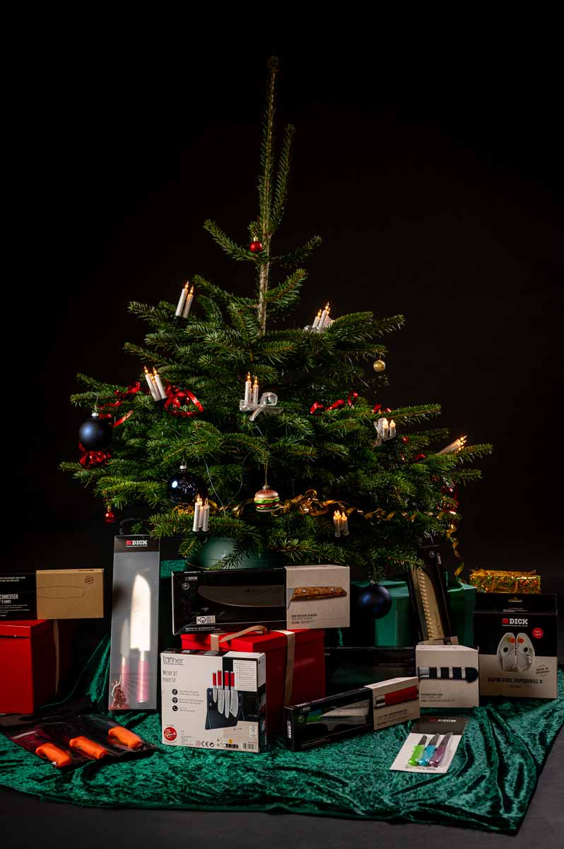 Weihnachtliche Geschenkideen für Hobbyköche: Kochmesser, Kochbücher, Küchenzubehör und kulinarische Produkte als Inspiration für den perfekten Geschenkguide.