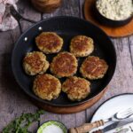 Goldbraun gebratene Fischfrikadellen aus Seelachsfilet in der Pfanne