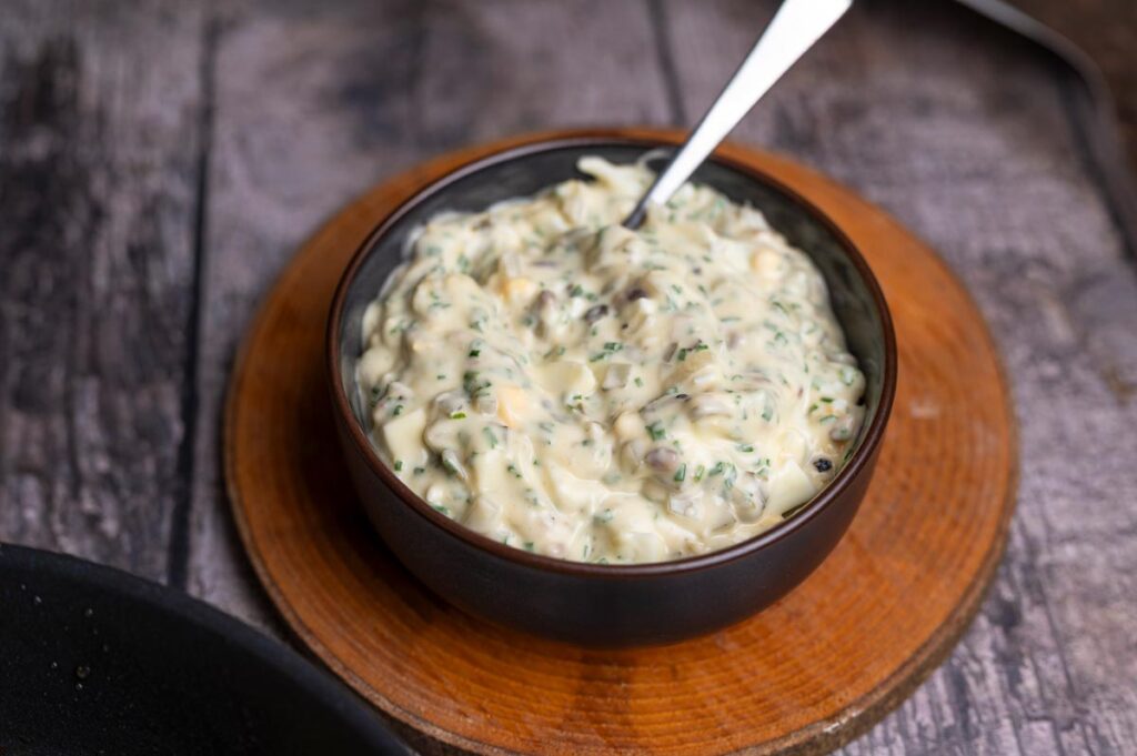 Fischfrikadellen mit Remoulade und Beilage