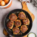 Saftige klassische Frikadellen mit knuspriger Kruste frisch gebraten
