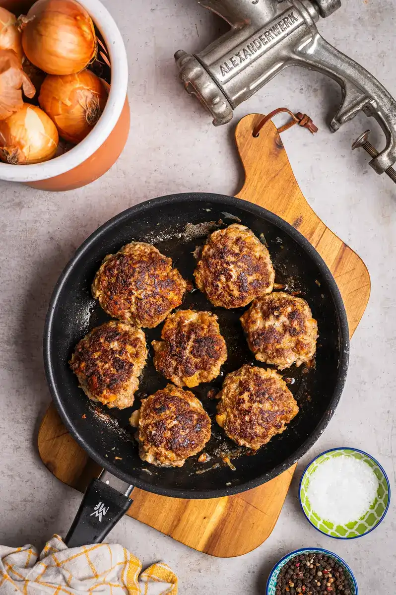 Saftige klassische Frikadellen mit knuspriger Kruste frisch gebraten