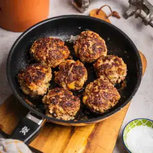 Klassische Frikadellen nach einfachem Frikadellen Rezept serviert