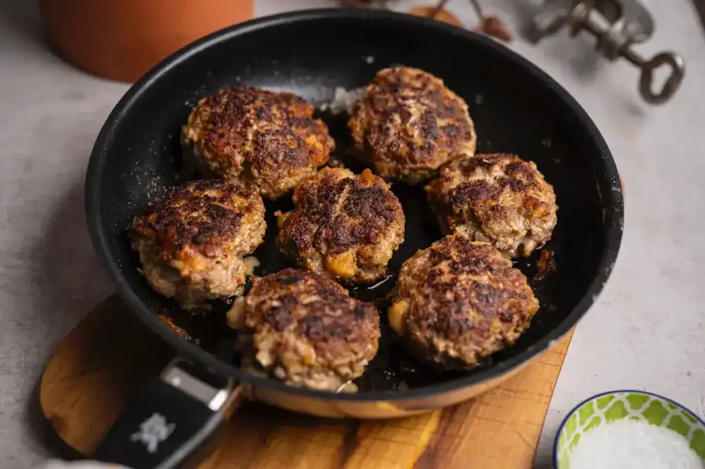 Frikadellen mit passender Beilage wie Kartoffelpüree oder Bratkartoffeln