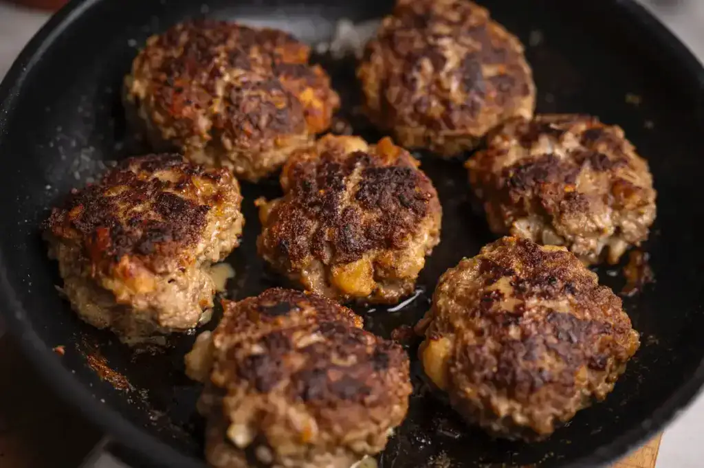 Fertige selbstgemachte Frikadellen aus der Pfanne