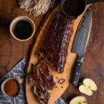 Sticky BBQ Spareribs mit dunkler Glaze aus Rübenkraut und Apfelessig