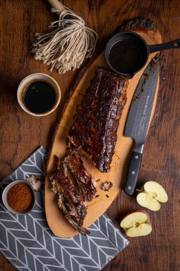 Sticky BBQ Spareribs mit dunkler Glaze aus Rübenkraut und Apfelessig
