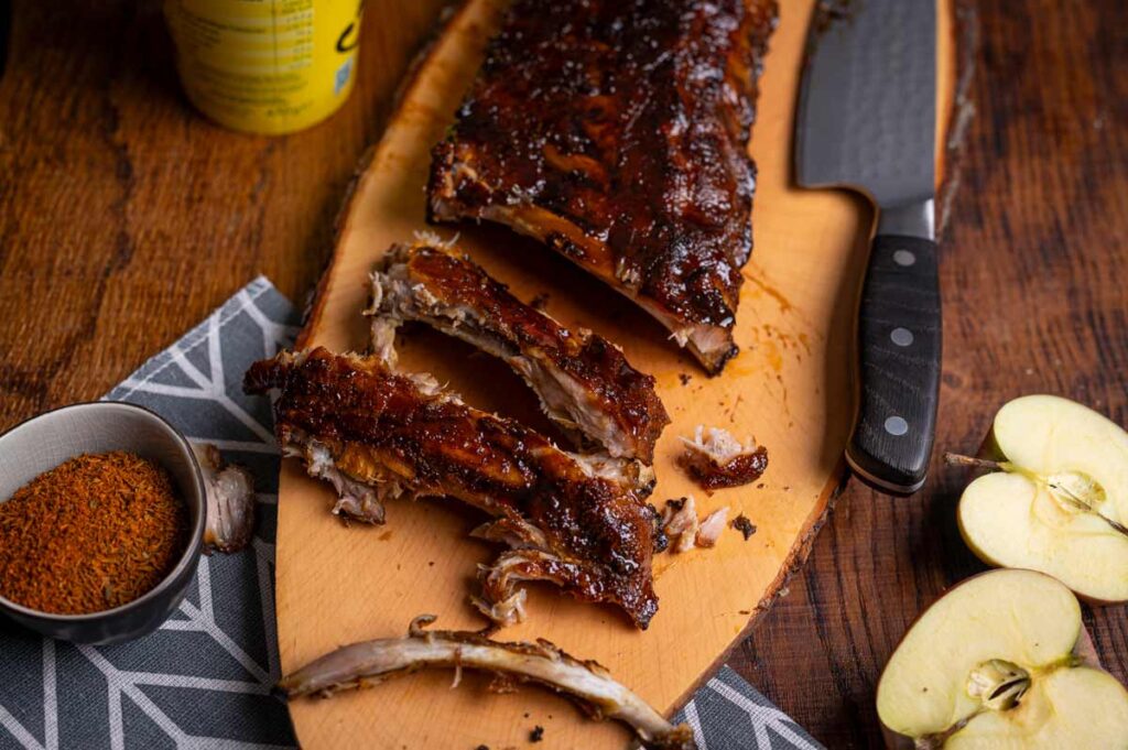 Spareribs mit BBQ Glaze auf Apfelsaftbasis und Rübenkraut als Finish