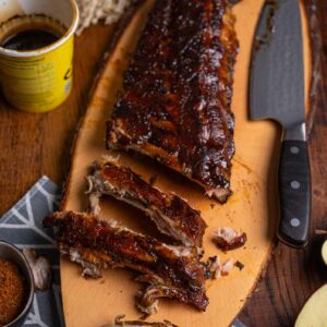 Fertige Spareribs nach der 3-2-1 Methode mit BBQ Glaze aus Rübenkraut