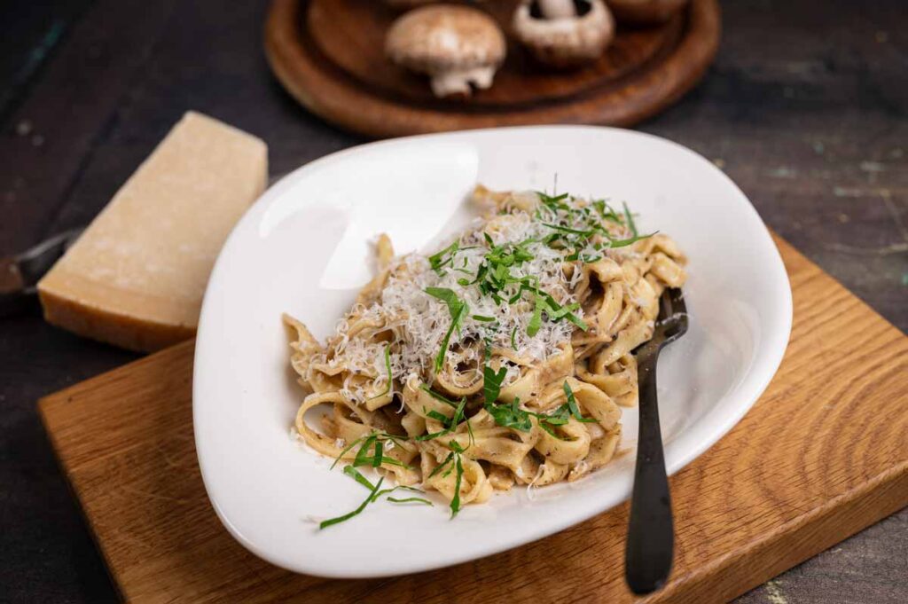 Zubereitete alla mamma Tagliatelle mit getrüffelten Pilzen in cremiger Pilzsauce, Nahaufnahme für Produkttest