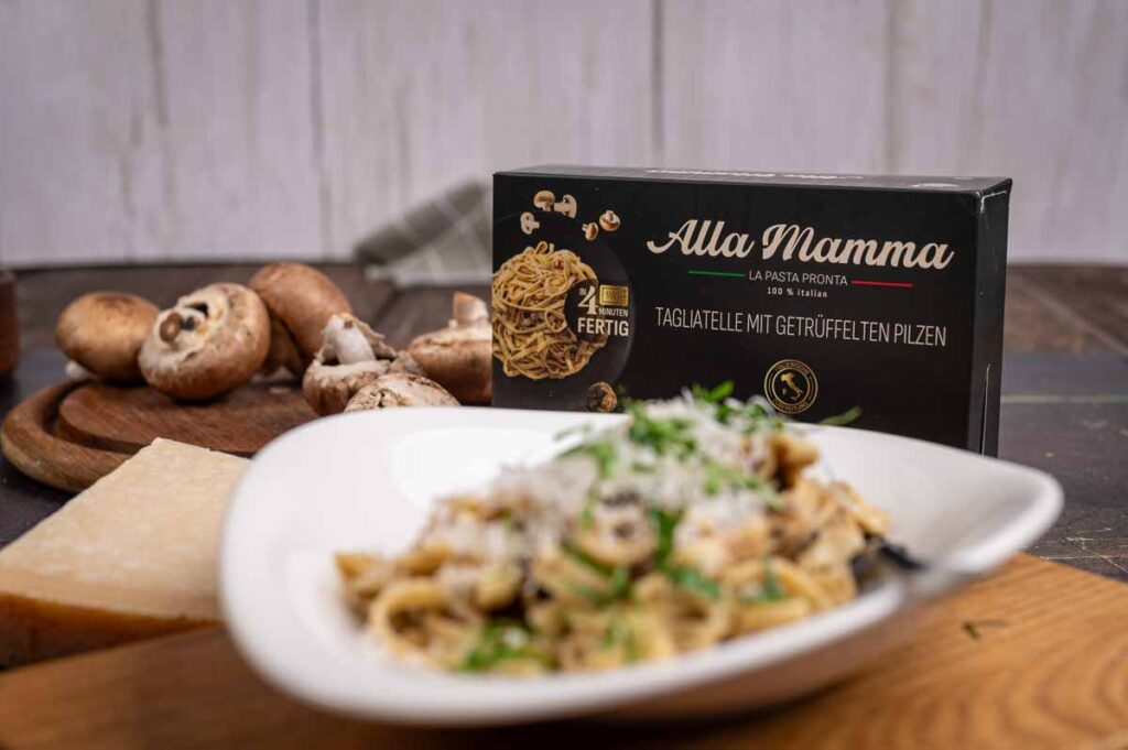 Alla Mamma Pasta mit getrüffelten Pilzen direkt in der Pfanne, cremige Sauce mit aromatischem Trüffel