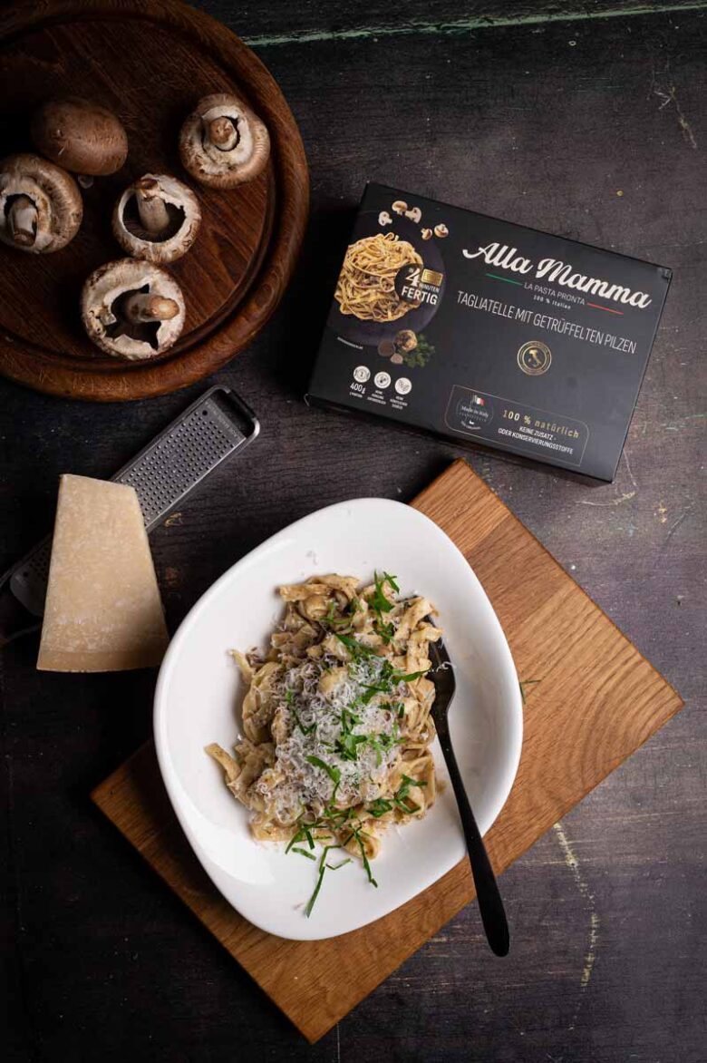 Detailaufnahme der alla mamma Tagliatelle mit getrüffelten Pilzen, cremige Konsistenz und sichtbare Pilzstücke