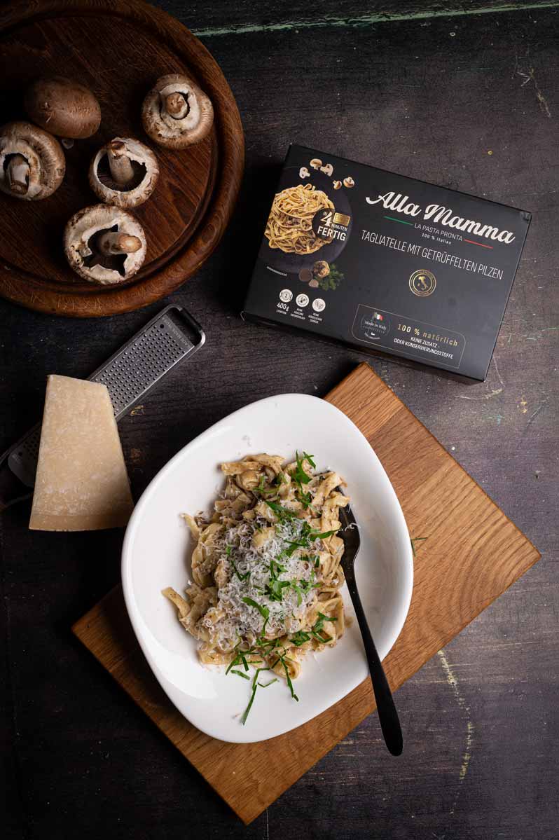 Detailaufnahme der alla mamma Tagliatelle mit getrüffelten Pilzen, cremige Konsistenz und sichtbare Pilzstücke