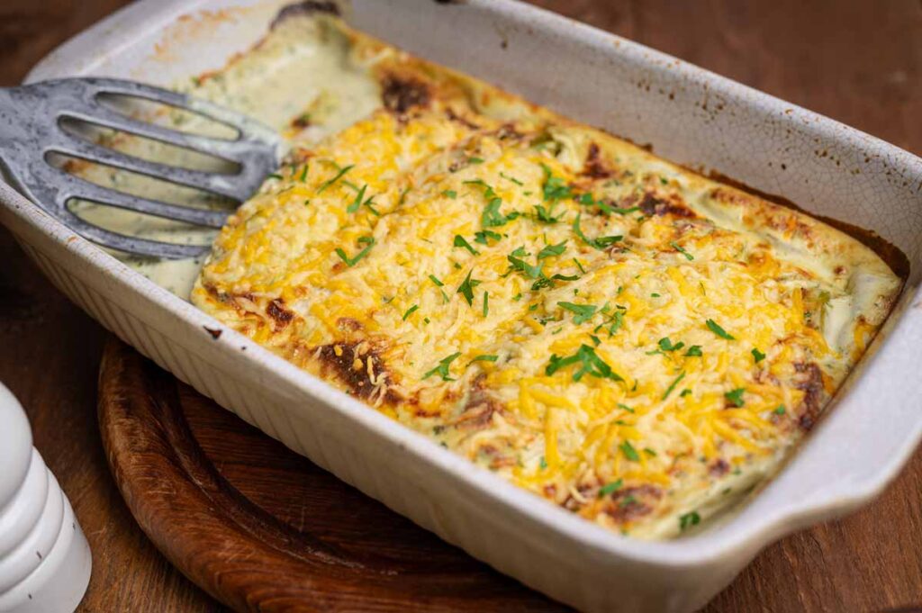 Halbierte Chicorée Köpfe überbacken mit Käse und fein gehackter Petersilie