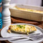 Vegetarisches Ofengericht mit überbackenem Chicorée und goldener Käsehaube