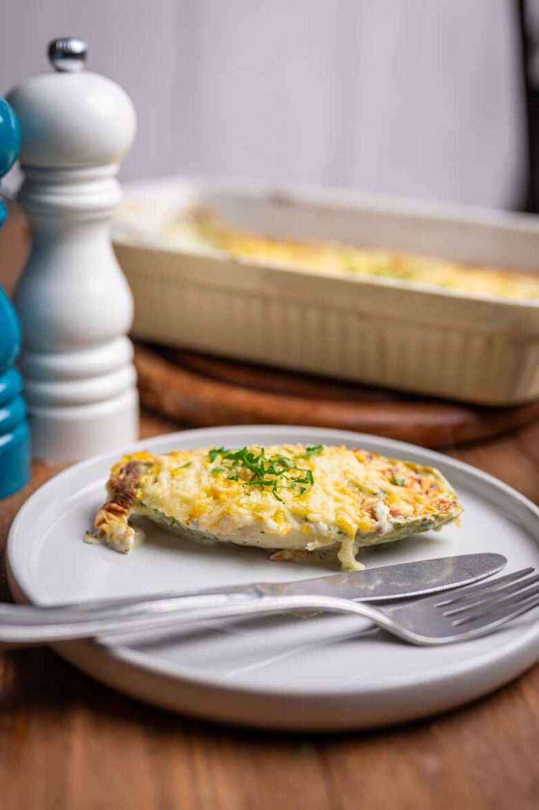 Vegetarisches Ofengericht mit überbackenem Chicorée und goldener Käsehaube