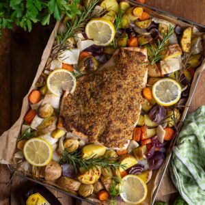 Lachs im Ofen mit Gemüse auf einem Backblech