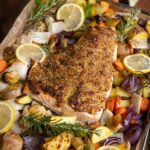 Honig-Senf-Kruste wird auf rohes Lachsfilet gestrichen