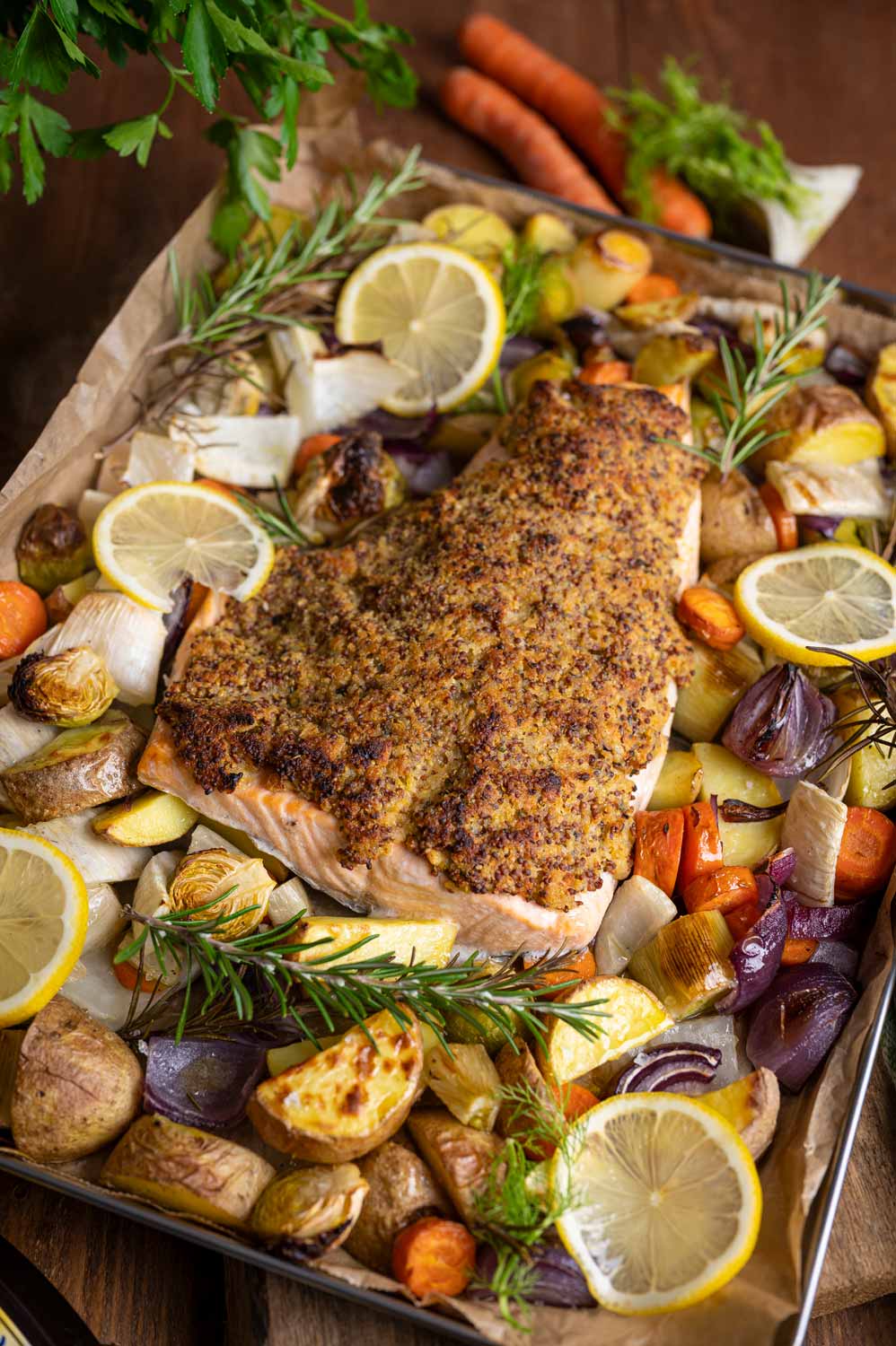 Honig-Senf-Kruste wird auf rohes Lachsfilet gestrichen