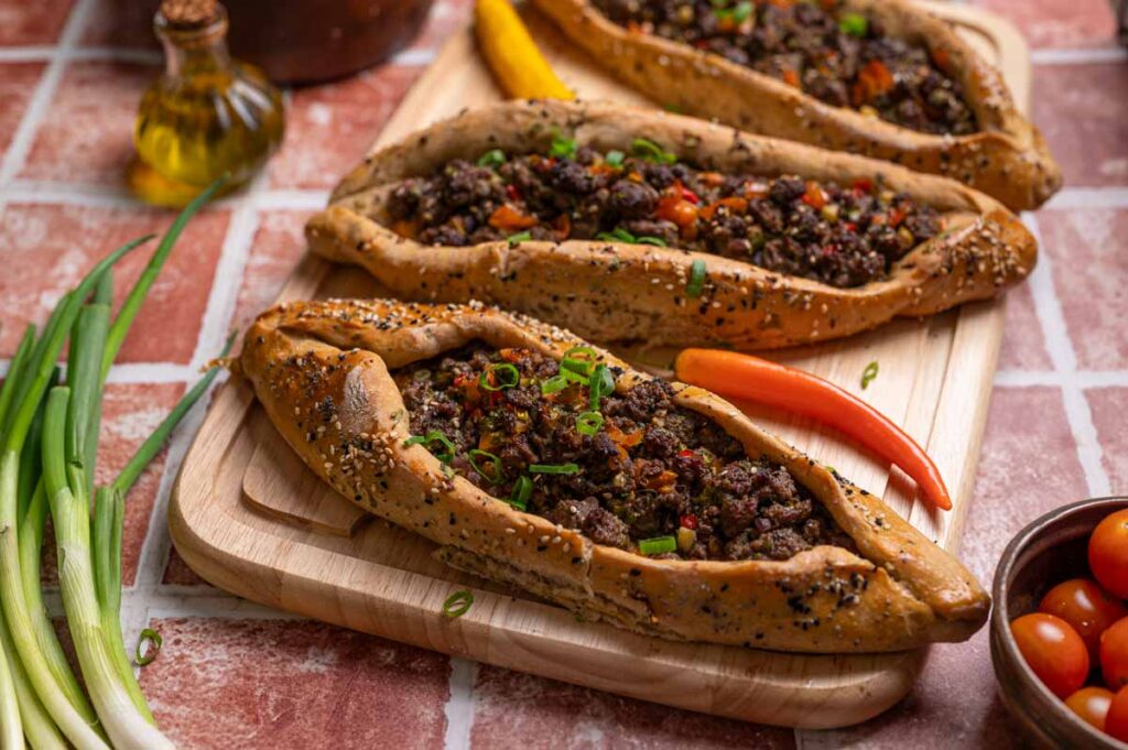 Angeschnittene türkische Pide mit saftiger Hackfleischfüllung und lockerem Hefeteig – Pide Kabap Rezept