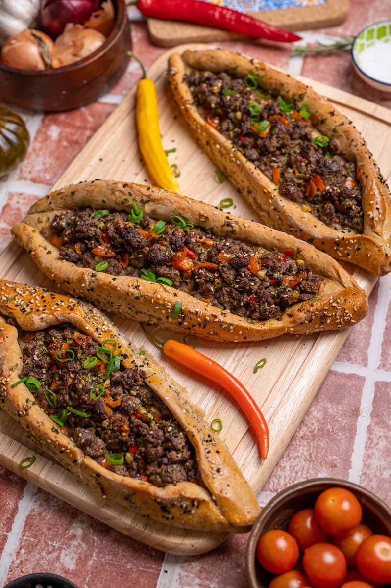 Servierte hausgemachte Pide mit Hackfleisch, Petersilie und knusprigem Rand – einfaches Pide Rezept wie vom Türken