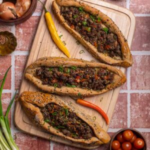 Aufgeschnittene Pide mit saftiger Hackfleischfüllung und knusprigem Rand