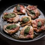 Gebratenes Saltimbocca Rezept mit Kalb, Salbei und Parmaschinken in Butter aus der Pfanne