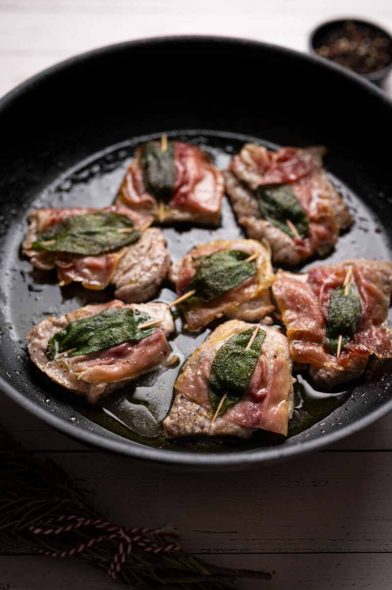 Gebratenes Saltimbocca Rezept mit Kalb, Salbei und Parmaschinken in Butter aus der Pfanne