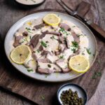 Dünn geschnittene Schweinezunge mit hausgemachter Thunfisch Soße und Petersilie