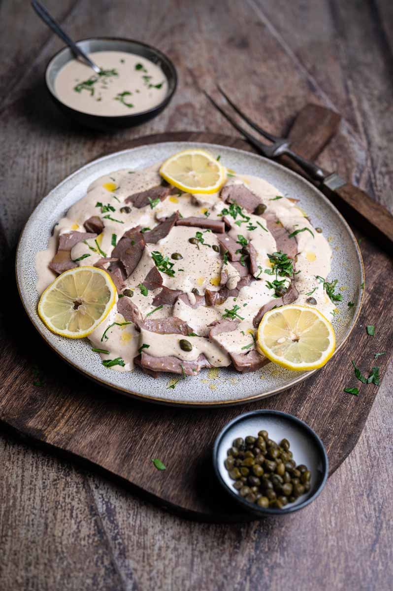 Dünn geschnittene Schweinezunge mit hausgemachter Thunfisch Soße und Petersilie