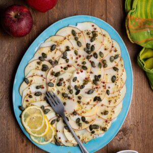 Kohlrabi Carpaccio mit Apfel, Kürbiskernen und Dressing