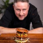 Cheeseburger mit frittiertem Gouda Käsepatty und Bacon