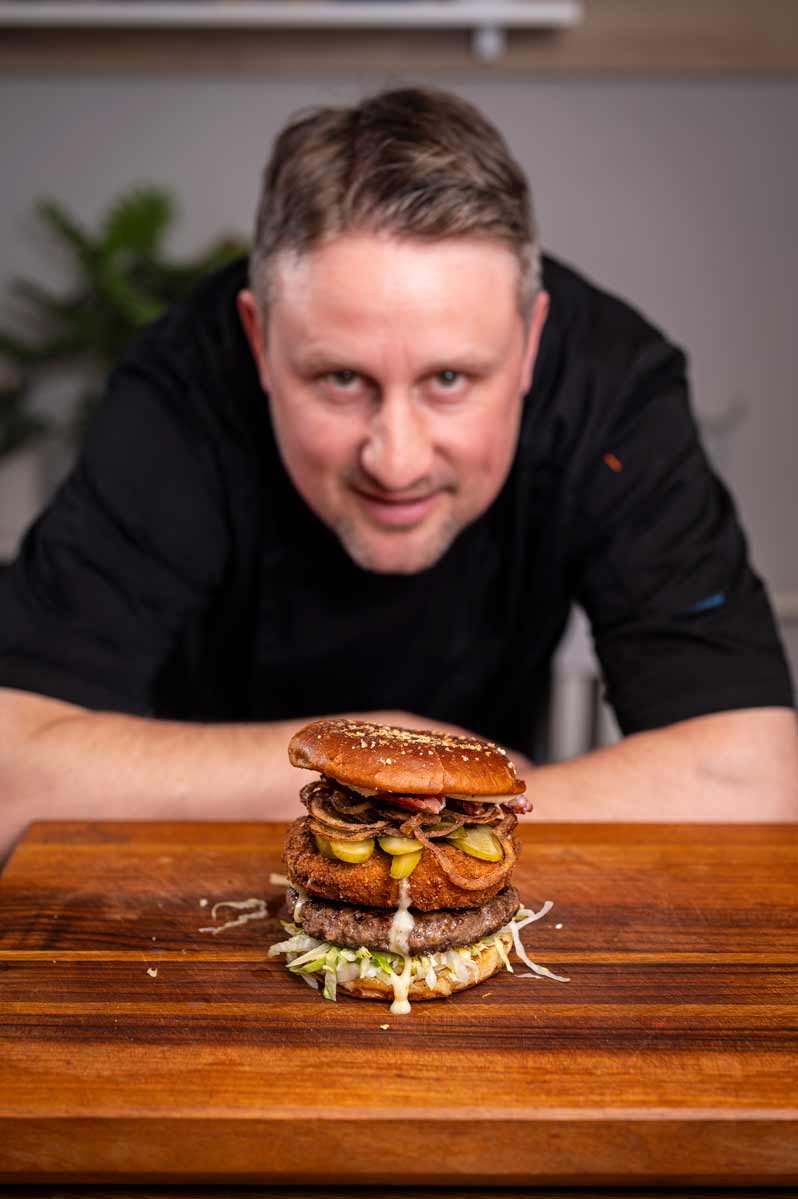 Cheeseburger mit frittiertem Gouda Käsepatty und Bacon