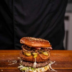 Burger mit frittiertem Gouda und saftigem Rindfleisch