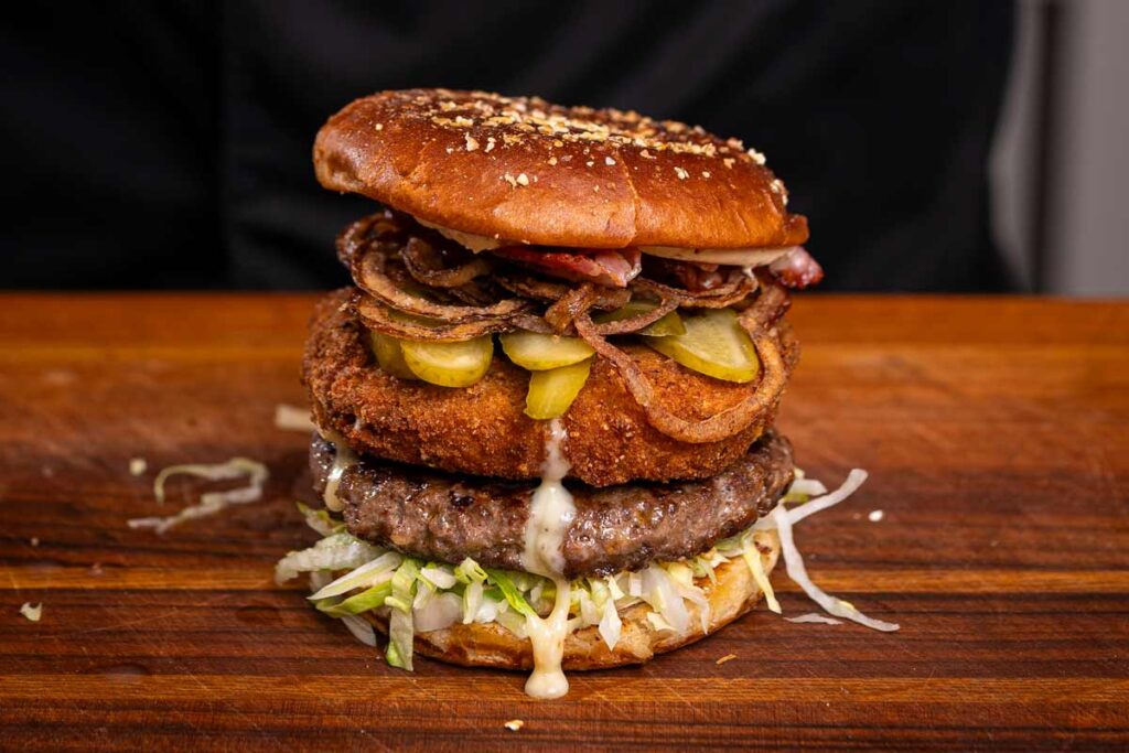 Selbstgemachter Burger mit paniertem Käse und Röstzwiebeln