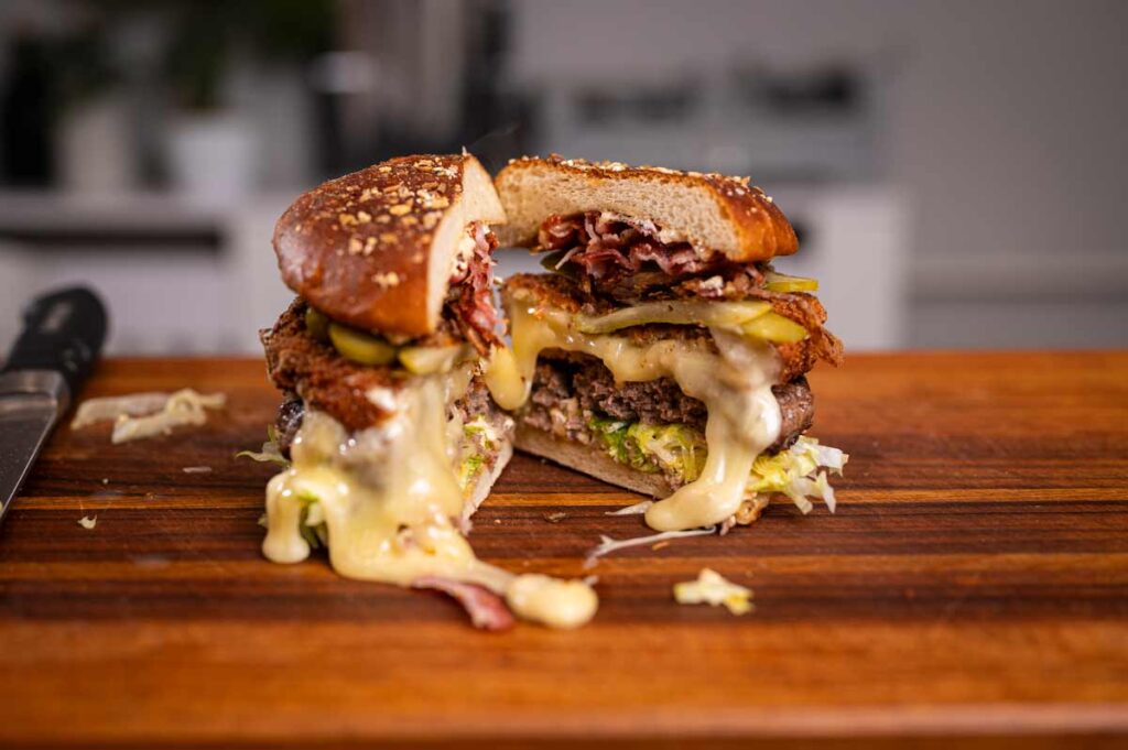 Einfacher Cheeseburger mit frittiertem Käse selber machen