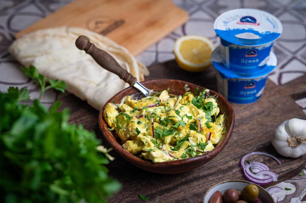 Cremiges Chicken Chukauni mit Hähnchenbrust und Joghurt Sauce